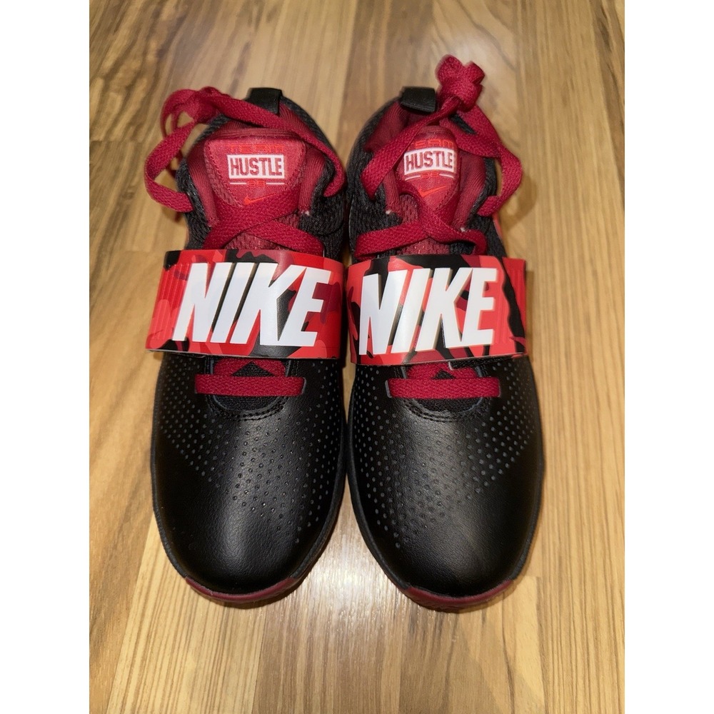 Nike NEW Team Hustle D8 Boys Sz 3.5Y Red Black Camo Sneakers Basketball Shoes